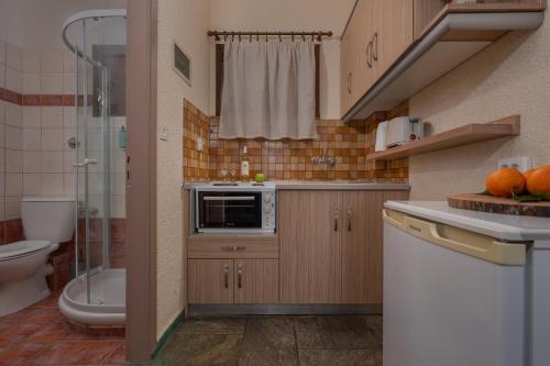 A bathroom at Agnanti Hotel Apartments