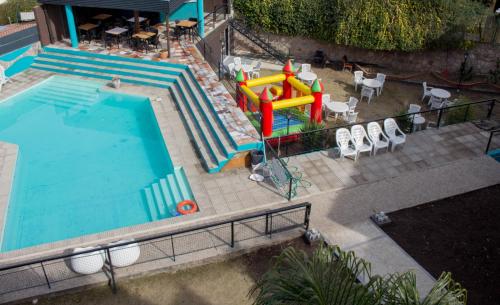 eine Draufsicht auf ein Schwimmbad mit Spielplatz in der Unterkunft Realty vacacional 61 in Villa Carlos Paz