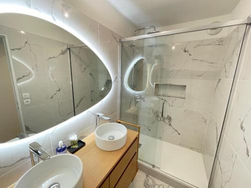 łazienka z umywalką i przeszkloną kabiną prysznicową w obiekcie Bel appartement pour 6 avec parking - Rive gauche - 183 w Rouen