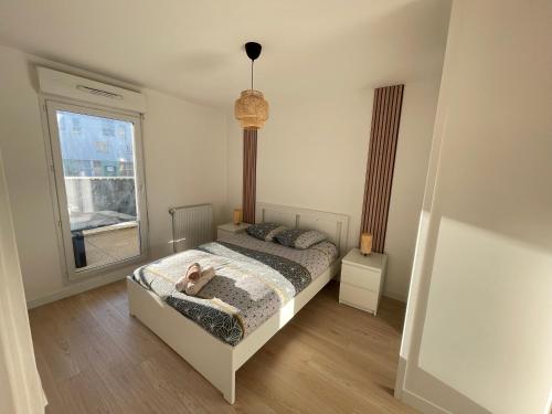 sypialnia z psem leżącym na łóżku w obiekcie Bel appartement pour 6 avec parking - Rive gauche - 183 w Rouen