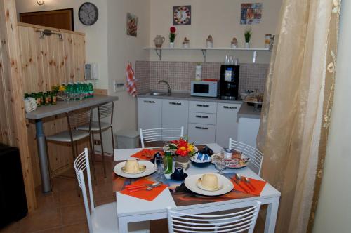 a kitchen with a table and chairs and a kitchen with a table and chairsktop at B&B L'Orizzonte in Civitavecchia