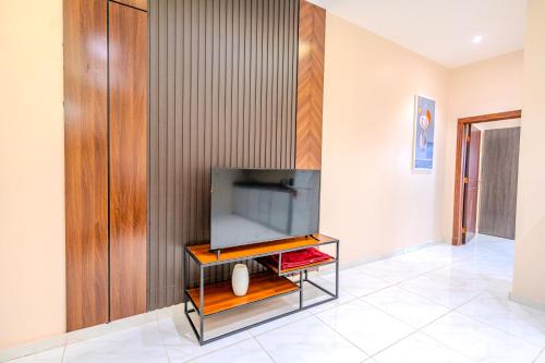a flat screen tv sitting on a stand in a room at شقة خاصة مؤثثة بالكامل للتأجير اليومي in Hafr Al Baten