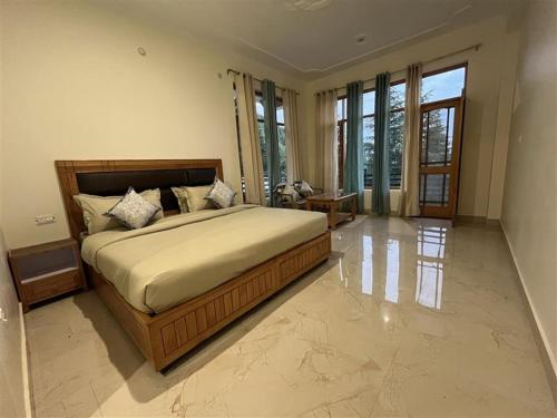 Una cama o camas en una habitación de Silk route Homestay