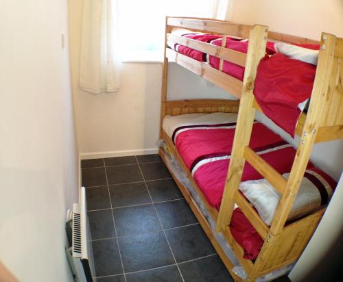 Cette chambre dispose de lits superposés et de 2 lits superposés. dans l'établissement Hill View Apartment, à Brean