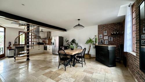 une cuisine et une salle à manger avec une table et des chaises dans l'établissement Maison de ville cosy, à Bergerac