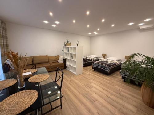 GehrdenにあるModern House Gehrden 2, bis 4 Person, Contactless Check-in, free parking, Vollsaniert und Renoviert Dezember 2024のソファとテーブルと椅子のあるリビングルーム