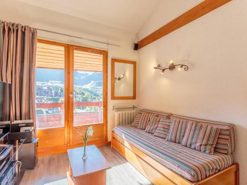 un salon avec un canapé et une fenêtre dans l'établissement Appartement 6 pers, vue montagne, ski aux pieds, WIFI, animaux admis, Plagne Soleil - FR-1-351-3, à Plagne Villages