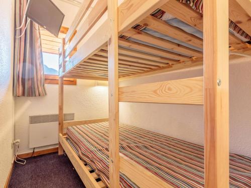 une chambre avec deux lits superposés dans une pièce dans l'établissement Appartement 6 pers, vue montagne, ski aux pieds, WIFI, animaux admis, Plagne Soleil - FR-1-351-3, à Plagne Villages