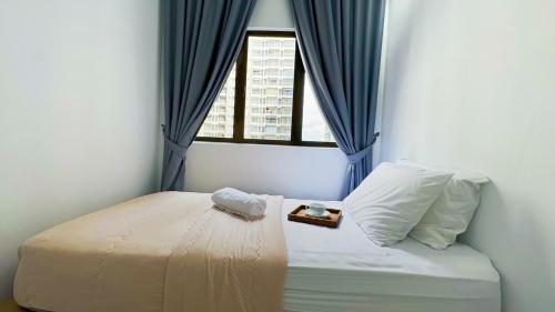 - une chambre avec un lit, une fenêtre et un plateau dans l'établissement Nilai Youth City Fully Air-Con Cozy 2 Bedroom HomeStay, à Nilai