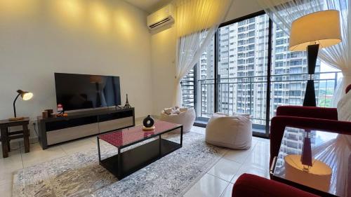 un salon avec une télévision et une grande fenêtre dans l'établissement Nilai Youth City Fully Air-Con Cozy 2 Bedroom HomeStay, à Nilai