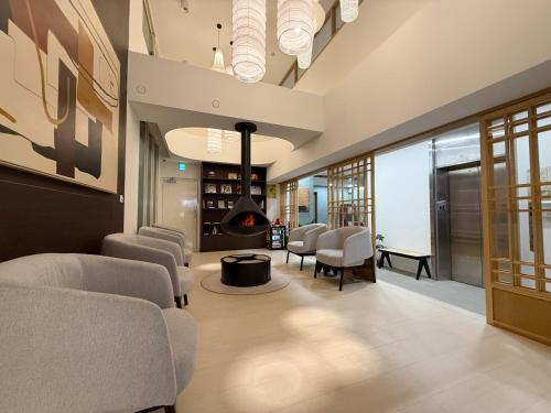 a waiting room with chairs and a fireplace at A Day A Room in Taichung