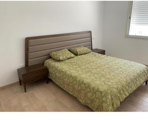 Ένα ή περισσότερα κρεβάτια σε δωμάτιο στο Appartement luxe Soukra