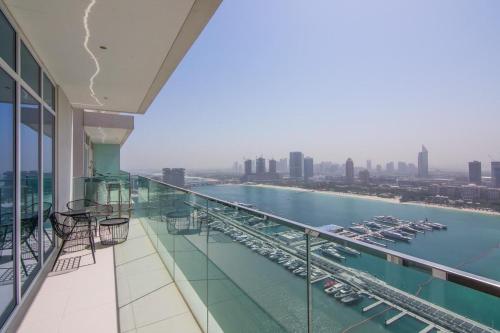 Westminster Beach Front tesisinde bir balkon veya teras