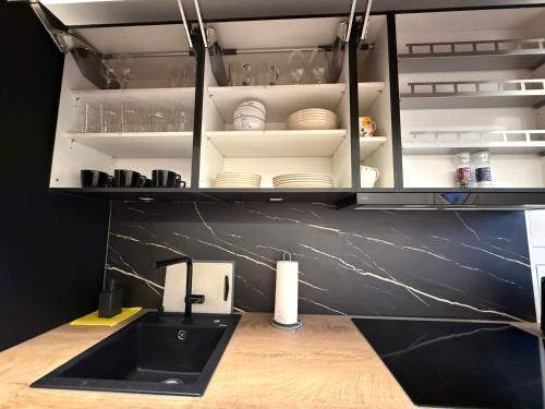 GehrdenにあるModern House Gehrden 2, bis 4 Person, Contactless Check-in, free parking, Vollsaniert und Renoviert Dezember 2024のキッチン(白黒のカウンター、シンク付)