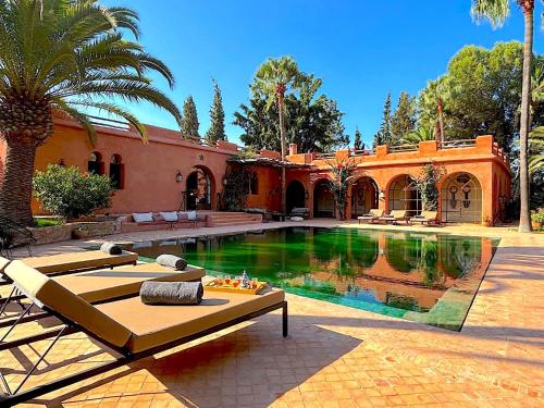 a house with a swimming pool in a yard at Palais Amon in Aït Imouni