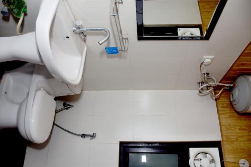 a bathroom with a urinal and a mirror at Blue bell cabins in Bhowāli