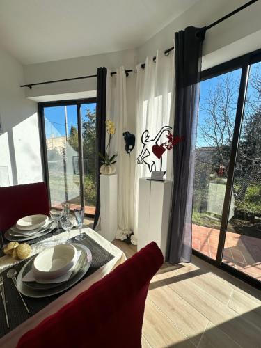 un salon avec un canapé rouge et une table dans l'établissement la maison de l'artiste, à Tourrettes-sur-Loup