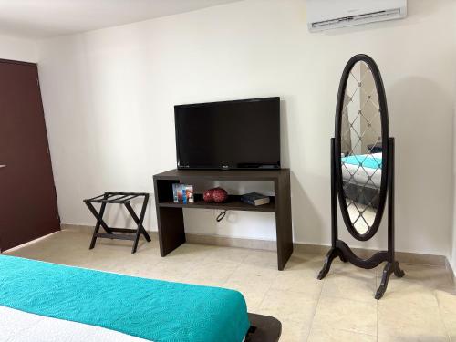 Hotel Aria Quinta Avenida & Rooftop Playa del Carmenにあるテレビまたはエンターテインメントセンター