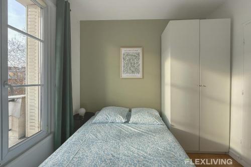 une petite chambre avec un lit et une fenêtre dans l'établissement Flexliving - Studio - 27 Brune, à Paris