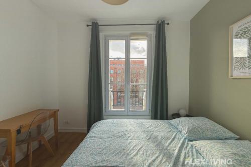 une chambre avec un lit, un bureau et une fenêtre dans l'établissement Flexliving - Studio - 27 Brune, à Paris