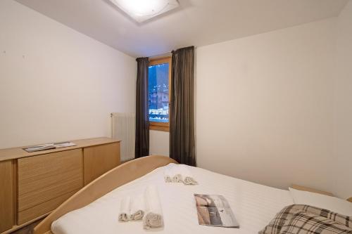 ein Krankenhauszimmer mit einem Bett und einem Fenster in der Unterkunft Apartment center Campiglio SE in Madonna di Campiglio