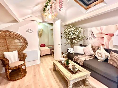 un salon avec un canapé et une table dans l'établissement Boho chic apartment with terraces 10min from Paris, à Vitry-sur-Seine