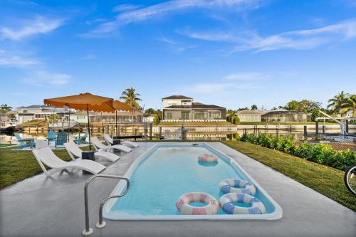 Bazén v ubytování Casa Azul - Waterfront, Hot Tub, Sauna, Heated Pool, Mini Golf, Arcade nebo v jeho okolí