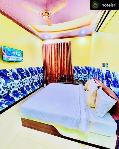 a bedroom with a large bed in a room at HOTEL Srl in Kālwāra