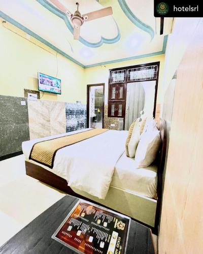 a bedroom with a large bed in a room at HOTEL Srl in Kālwāra