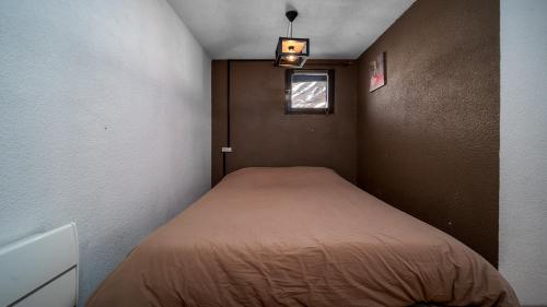 une petite chambre avec un lit dans une pièce dans l'établissement Les Etoiles- Beatrix N 58 - ST4, à Allos