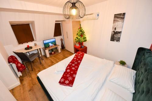 Un dormitorio con una cama con una cinta de Navidad. en Budget Accommodation, en Bucarest