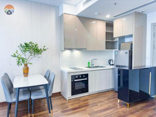 Nam Tu LiemにあるỞ Nhà Apartment Vinhomes Smart Cityのキッチン(テーブル、テーブル、椅子付)