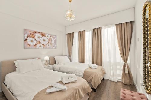 Una habitación de hotel con dos camas y una ventana. en Lazuli Sea View Beachfront Ap 254, en Lárnaca