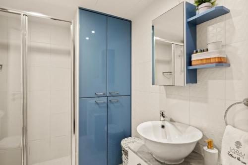 un baño con lavabo y ducha en Lazuli Sea View Beachfront Ap 254, en Lárnaca