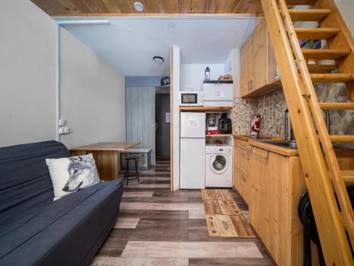 Il comprend un salon avec un canapé, une cuisine et un escalier. dans l'établissement Petit ours I N 83 - 2P5D, à Allos
