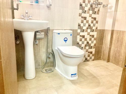 un baño con inodoro y lavabo en Blissful Himalayas Home, en Bālāju