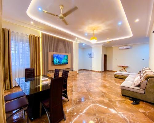 Et tv og/eller underholdning på 3 Bedroom Apartment North Legon