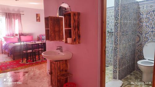 a bathroom with a sink and a toilet at Maison Touria in Ouzoud