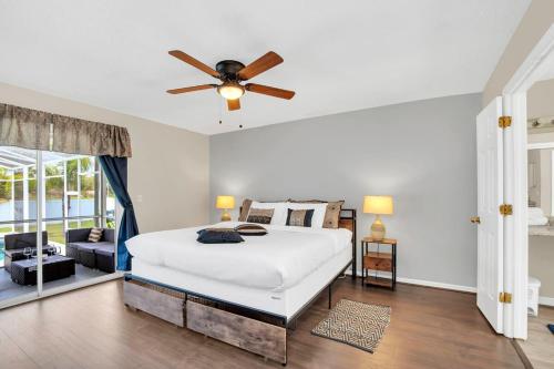 a bedroom with a bed and a ceiling fan at The Key House Large Pool & Backyard in Kissimmee