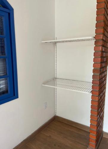 a empty shelf in a room next to a wall at Hostel House Santinho in Florianópolis