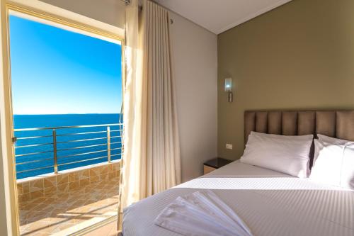 サランダにあるCavo Paradiseのベッドがあり海が見える寝室