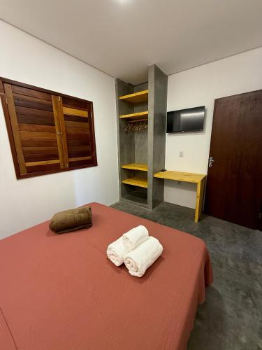 a room with two towels sitting on a bed at Recanto Diamantino in Morro do Chapéu