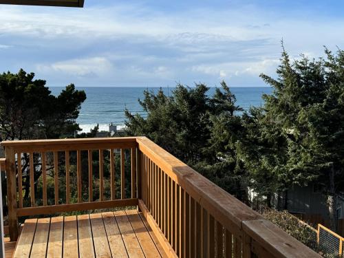 a wooden deck with the ocean in the background at Whale Watch in Lincoln City