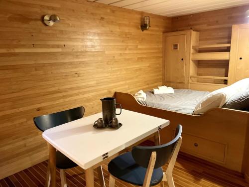 une chambre avec un lit, une table et des chaises dans l'établissement le sinagot, à La Celle-sous-Gouzon