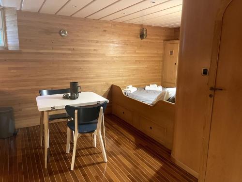 une chambre avec un lit, un bureau et une table dans l'établissement le sinagot, à La Celle-sous-Gouzon