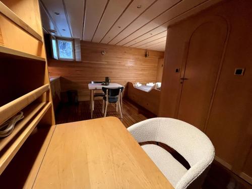 une salle à manger avec une table et des chaises dans une pièce dans l'établissement le sinagot, à La Celle-sous-Gouzon