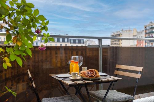 une table avec une assiette de nourriture sur un balcon dans l'établissement Bluestay 816 - Superb studio in Paris, à Paris