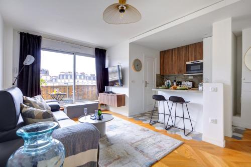 un salon avec un canapé et une table dans l'établissement Bluestay 816 - Superb studio in Paris, à Paris