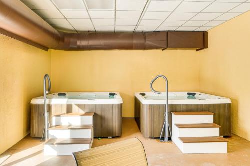 - deux bains à remous dans une chambre aux murs jaunes dans l'établissement Snow Mountain Condo Hot Tub and Shuttle to Resort, à West Dover