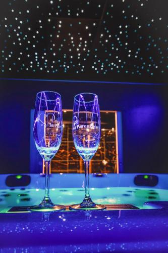 trois verres à vin violet assis au-dessus d'une table dans l'établissement La Parenthèse Jacuzzi sauna privatif Cognac, à Cognac